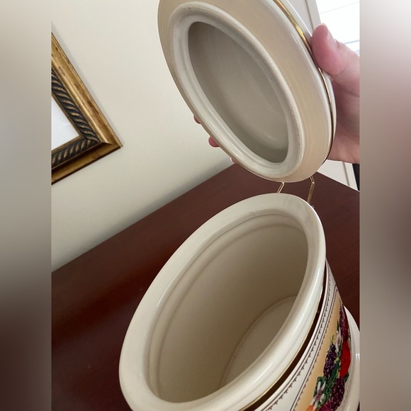 Collectable VTG Knotts Berry Farm Oval Ceramic Cookie Jar Snap Rubber Seal Lid - Picture 6 of 10